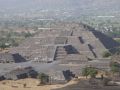 obr.1: Pětistupňová Pyramida Slunce v Teotihuacánu